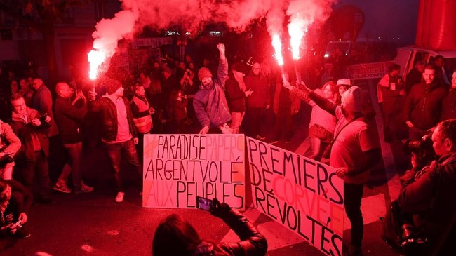FOTO: Aksi Anti-Macron di Prancis