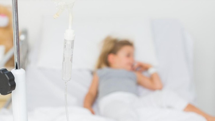 Pasti sulit bagi orang tua memberi tahu anak dirinya kena penyakit serius. Misalnya aja leukemia seperti dialami Shakira, putri Denada.