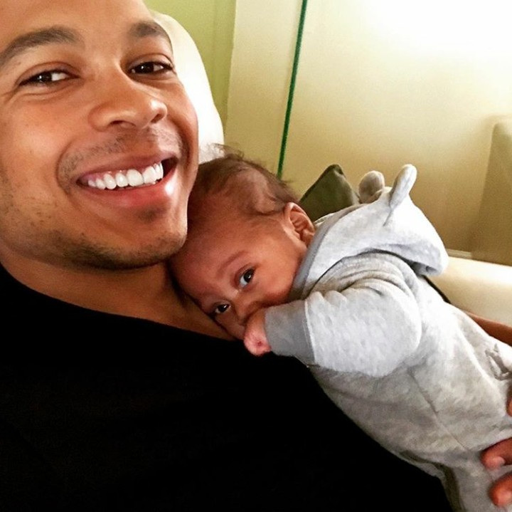 <p>Ray Fisher, pemeran tokoh Cyborg dalam Justice League suka banget momong keponakannya, lho. (foto: Instagram @rehsifyar)</p>