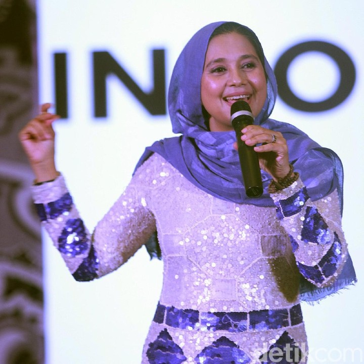 <p>Ayu Azhari dikenal sebagai model dan artis sinetron yang eksis sejak 1984 silam. Ia mengawali kariernya lewat film layar lebar berjudul <em>Bercinta Dalam Badai</em> dan menggeluti dunia tarik suara, lalu meluncurkan sejumlah album dangdut. Kini, ia aktif dalam kegiatan kebudayaan. Selain itu, ia juga sedang terlibat dalam film terbaru berjudul <em>Noktah Merah Perkawinan</em>, yang diadaptasi dari sinetronnya terdahulu. (Foto: M. Abduh/Detikcom)</p>