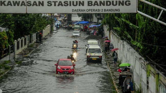 Sejumlah kawasan di Kota Bandung dan sekitarnya, tergenang banjir setelah diguyur hujan deras Minggu (25/10) siang hingga sore.