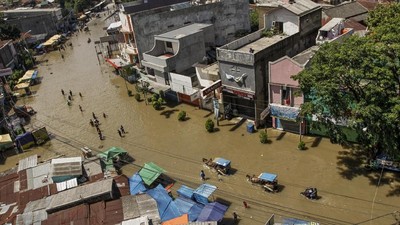 Banjir di tujuh kecamatan Kabupaten Bandung turut melumpuhkan jalan utama yang menghubungkan Andir-Katapang, Dayeuhkolot-Banjaran/Ciparay, Majalaya-Rancaekek.
