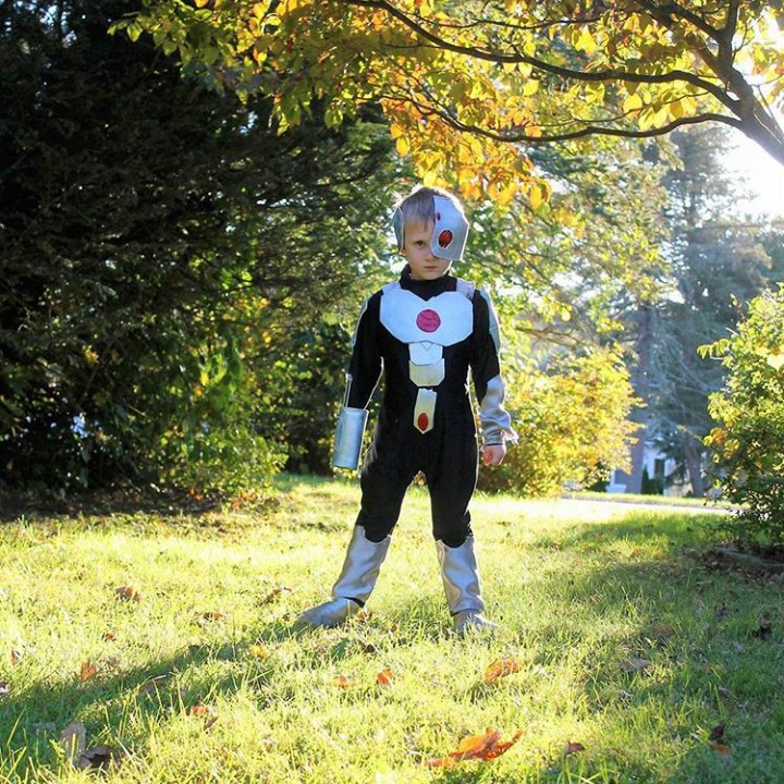 <p>Meski pasang tampang sangar, Cyborg cilik satu ini tetap aja kelihatan lucu!  (Foto: Instagram @i_am_mombie0813)</p>