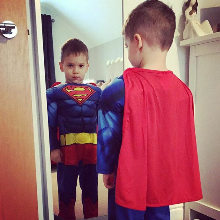 <p>Superman-nya ngaca dulu ya sebelum beraksi menegakkan keadilan.  (Foto: Instagram @iambennorman)</p>