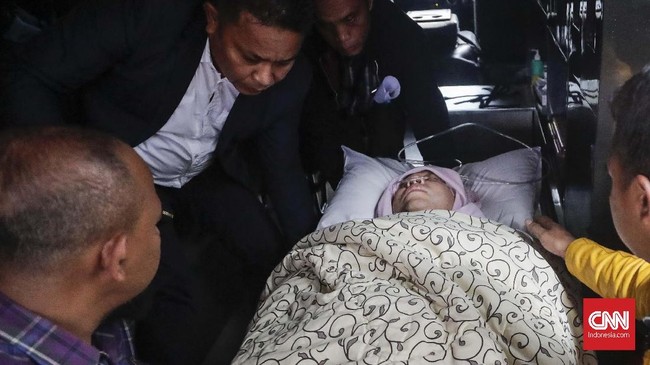 Kalau KPK menanti Setnov pulih untuk diperiksa terkait dugaan korupsi e-KTP, penyidik Polda Metro Jaya menginginkan Setnov terkait kecelakaan di Permata Hijau.