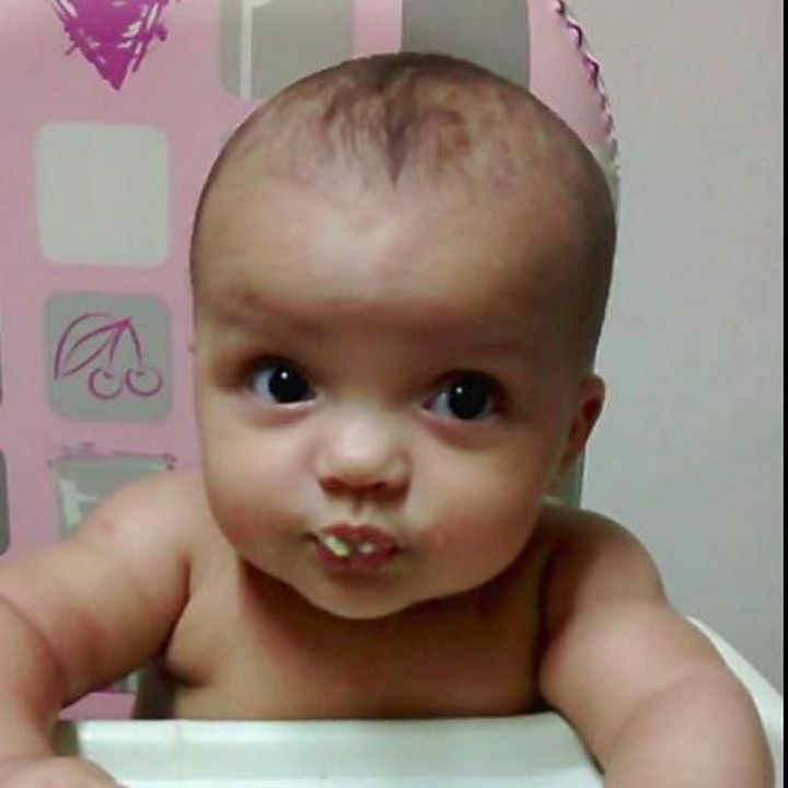 <p>Pintarnya! Agata sudah berlatih makan sendiri nih. (Foto: Facebook/ Brenda Coelho)  </p>
