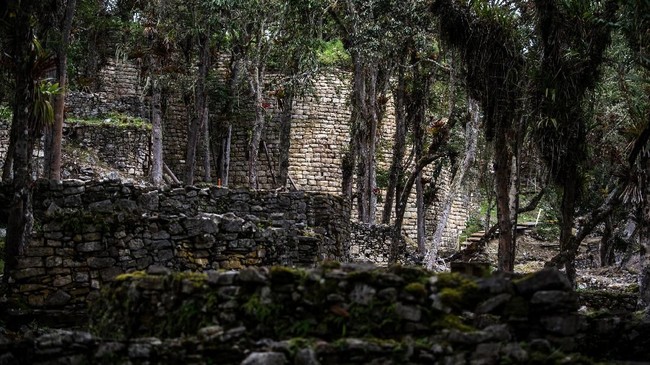 FOTO: Mendaki Benteng 'Prajurit Awan' di Pedalaman Peru
