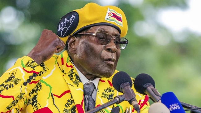 Robert Mugabe tercatat menjadi Presiden Zimbabwe paling lama di negara ini. Ia juga memiliki kisah masa kecil yang unik.