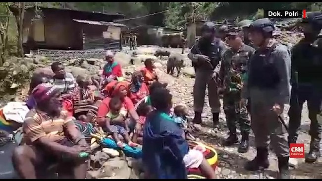 Anak-anak dari tiga desa di Tembagapura yang semula disandera kelompok bersenjata dievakuasi ke Timika demi pendidikan.