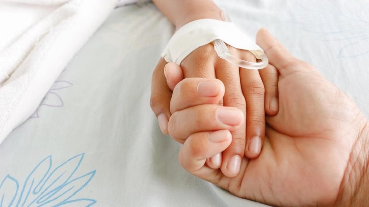 Shakira, putri penyanyi Denada, saat ini berjuang melawan leukemia. Shakira mulai dapat pemeriksaan karena badannya mudah memar.