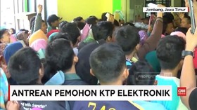 VIDEO: Ratusan Warga Berdesakan Demi e-KTP