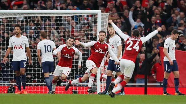 Arsenal untuk sementara unggul 2-0 atas tim tamu Tottenham Hotspur pada babak pertama laga lanjutan Liga Primer Inggris di Stadion Emirates, Sabtu (18/11).