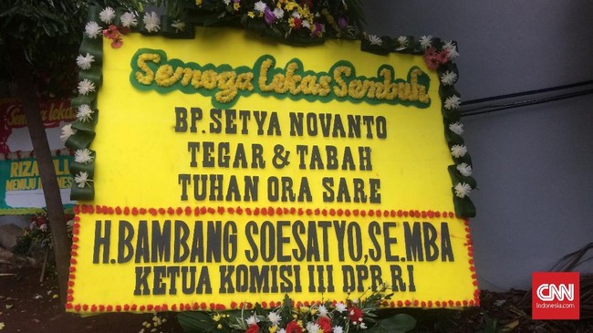 Setya Novanto sudah memasuki hari kedua dirawat di RSCM usai mengalami kecelakaan. Namun belum ada kader Golkar yang datang menjenguk. hingga pukul 20.09 WIB