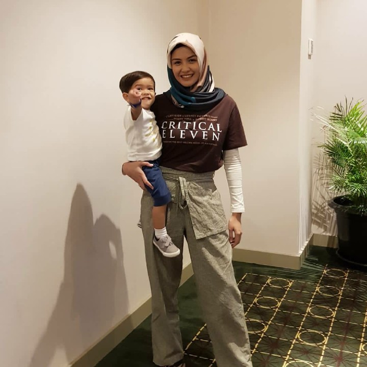 <p>Bahkan saat ke peluncuran film, si kecil selalu ikut lho. (Foto: Instagram/vatemat)  </p>