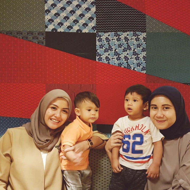 <p>Bahkan termasuk saat hang out bareng teman Rihga juga diajak lho. (Foto: Instagram/vatemat)  </p>