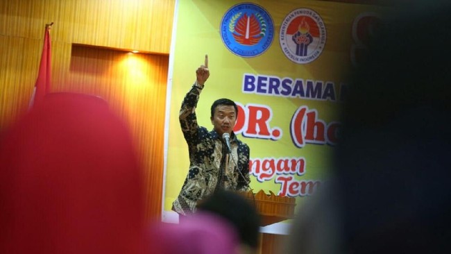Menpora Imam Nahrawi mengingatkan pentingnya menangkal radikalisme dalam kehidupan bermasyarakat ketika melakukan orasi ilmiah di STIE Sumbar Pariaman.