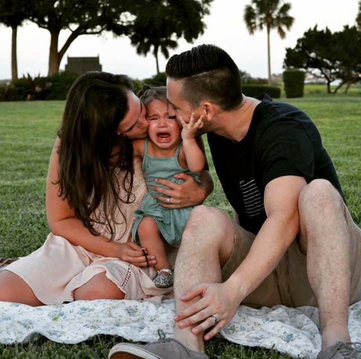 <p>Dicium ayah bundanya tapi si kecil malah nangis. Duh, gagal deh bikin foto yang so sweet. Hi-hi-hi. (Foto: Instagram/ @maryebellavista)  </p>