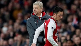 Wenger: Oezil Dapat Standing Ovation karena Cerdas