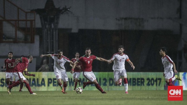 Mantan kapten Timnas Indonesia, Firman Utina, menilai Ilija Spasojevic harus banyak beradaptasi agar bisa bermain padu dengan skuat Merah-Putih.