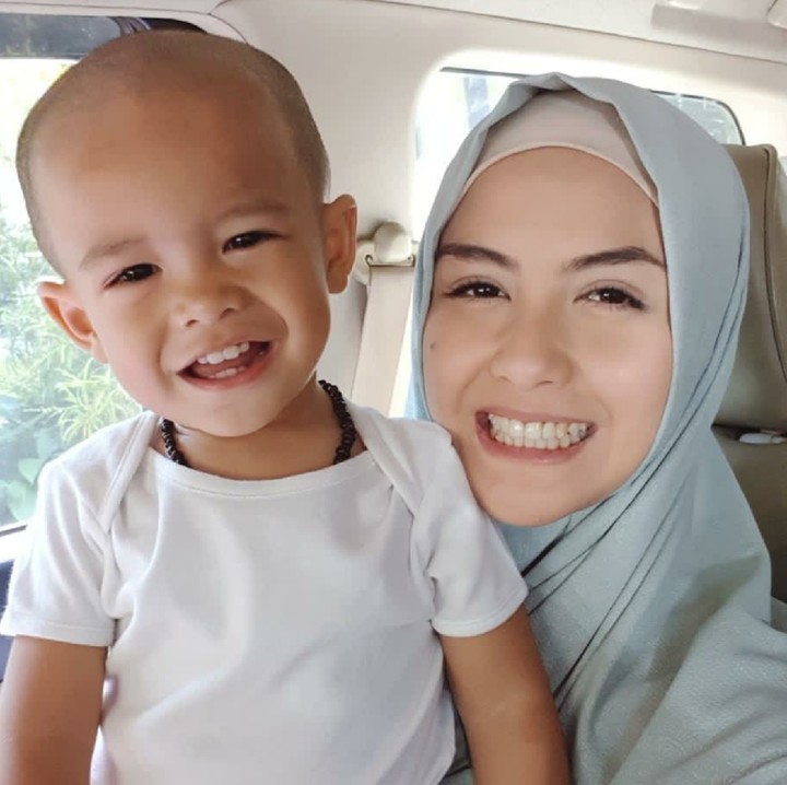 <p>Senyumnya pas banget sama si bunda ya. He-he-he. (Foto: Instagram/vatemat)  </p>