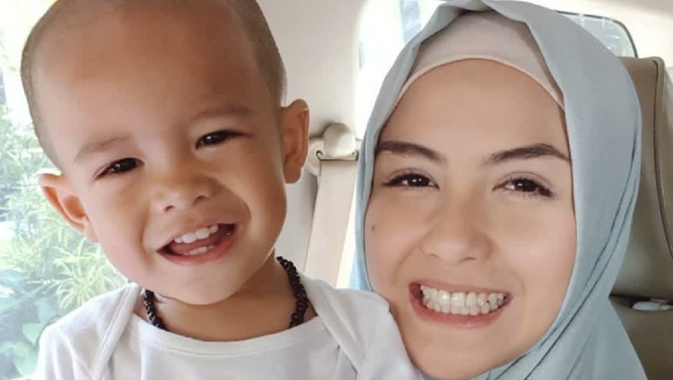Saat kita sudah jadi ibu, kadang hal-hal kecil yang dilakukan anak jadi mudah banget bikin kita terharu ataupun happy.