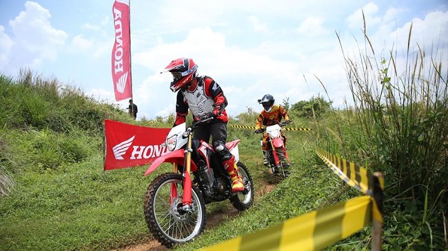 Kawasaki KLX 150 masih terlalu tangguh untuk dikalahkan Honda CRF150L. Honda butuh memperbanyak tipe CRF150L untuk menekuk penjualan motor trail Kawasaki.