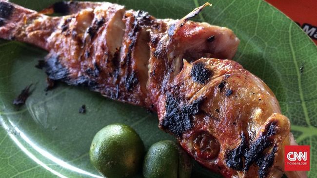 Menikmati ikan bakar rica di Manado memberi sensasi sendiri yang berbeda. Khususnya, jika dibanding dengan tempat makan yang menyajikan hidangan laut lainnya.