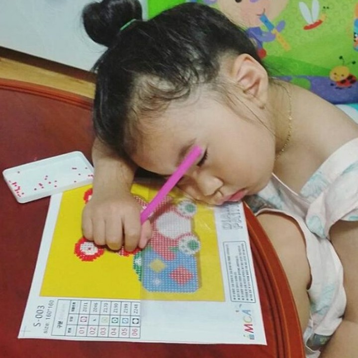 <p>Candid! Yebin yang lucu tertangkap kamera lagi ketiduran saat mengerjakan PR. (Foto: Instagram @babyyebin_love)</p>