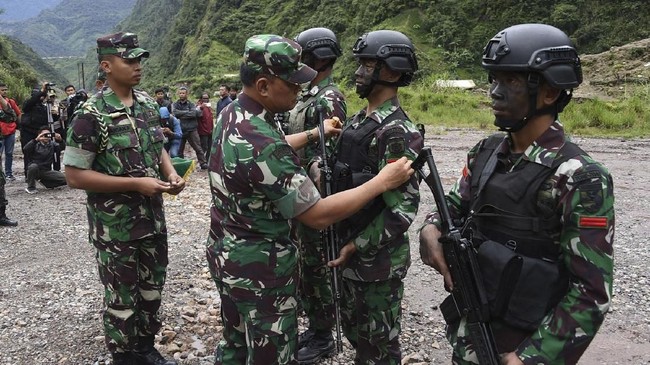 Panglima TNI mengaku terharu lima perwiranya menolak kenaikan pangkat, dan lebih mementingkan prajurit. Kelima perwira itu akhirnya diberi prioritas pendidikan.