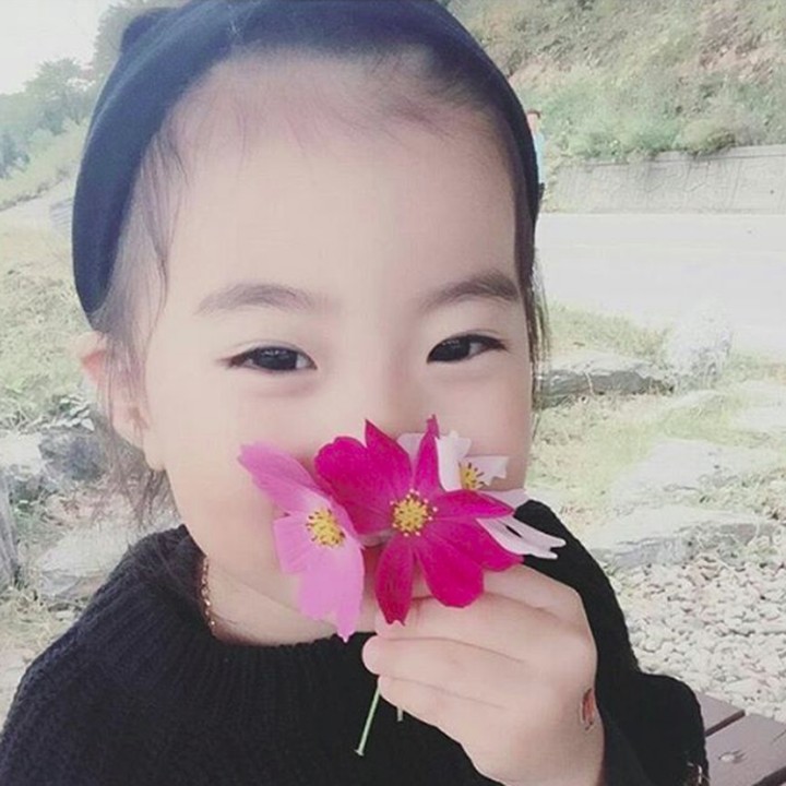 <p>Yebin nggak kalah cantik kan sama bunga yang dipegangnya? Hi-hi-hi. (Foto: Instagram @babyyebin_love)</p>