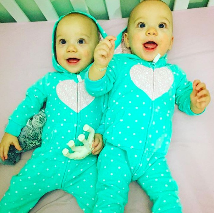 <p>Si kembar ini namanya Anneke dan Lucy. Benar-benar kayak pinang dibelah dua ya. (Foto: Instagram/ @annekeandlucy)</p>