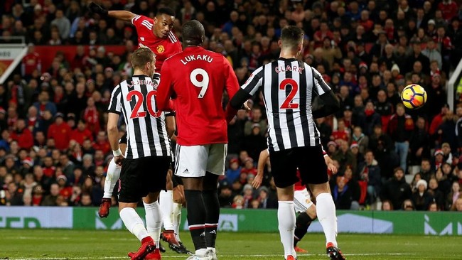 Manchester United kembali merebut peringkat dua klasemen Liga Primer Inggris setelah mengalahkan Newcastle United 4-1 di Stadion Old Trafford.