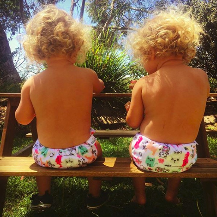 <p>Waduh, kalau dilihat dari belakang gini makin sulit membedakannya. (Foto: Instagram/ @food_for_twins)</p>