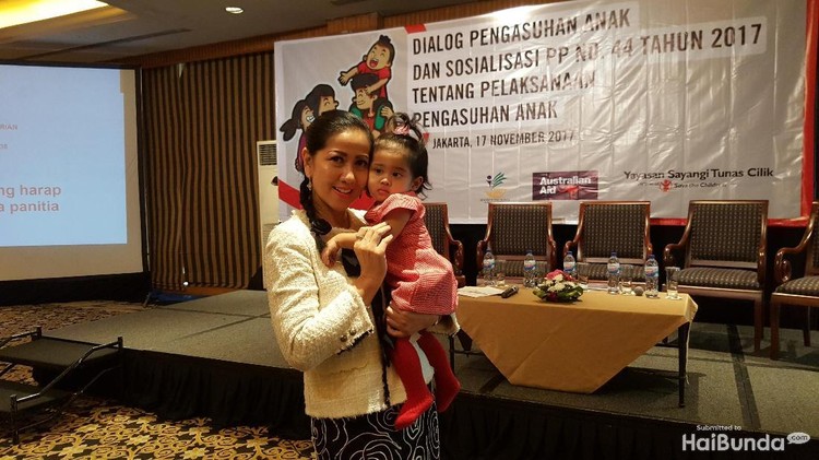 Venna Melinda membagikan awal kisahnya mengadopsi seorang bayi perempuan yang diberi nama Vania.