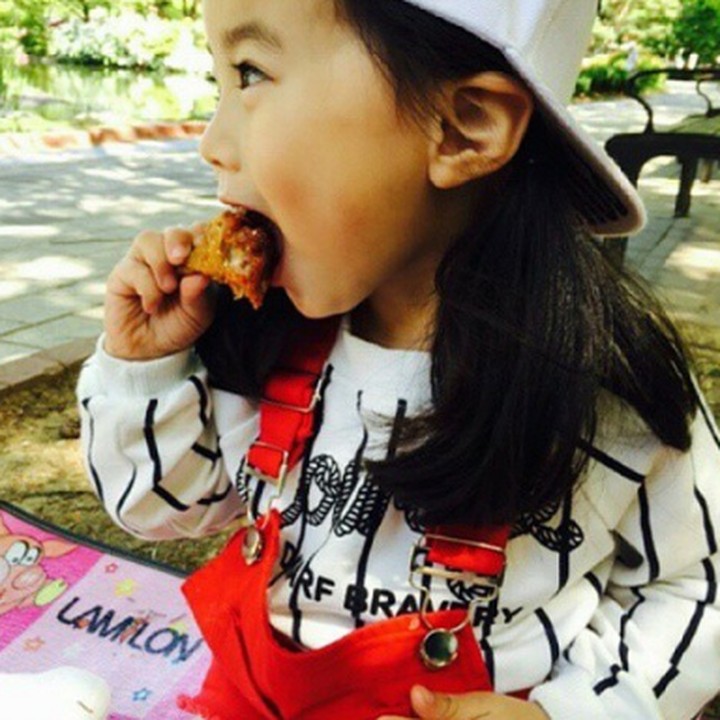<p> Makan yang banyak ya, Yebin. (Foto: Instagram @babyyebin_love)</p>