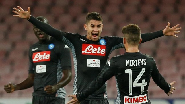 Napoli tetap kokoh di puncak klasemen sementara Liga Italia Serie A setelah mengalahkan AC Milan 2-1 di Stadion San Paolo, Sabtu (18/11).
