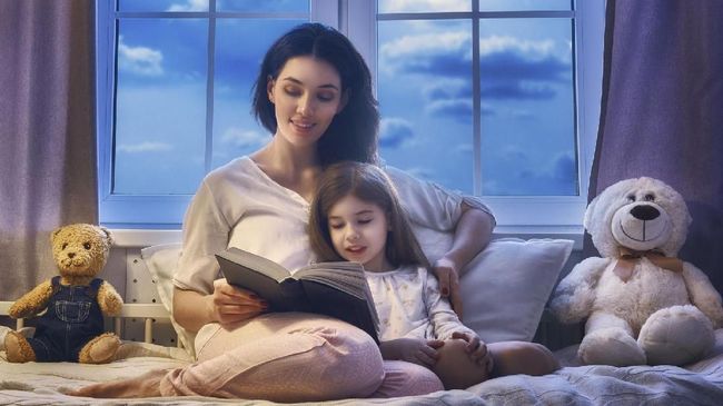 Mendongeng tidak terbatas waktu, tak harus dilakukan sebelum tidur. Namun ada dongeng yang cocok disampai di waktu-waktu tertentu.