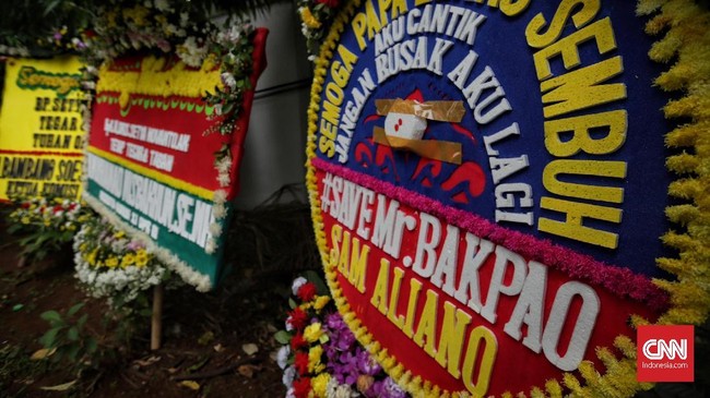 Sam aliano, pengusaha yang mengirimkan papan bunga satire Setya Novanto, melaporkan perusak papan bunga ke Bareskrim.