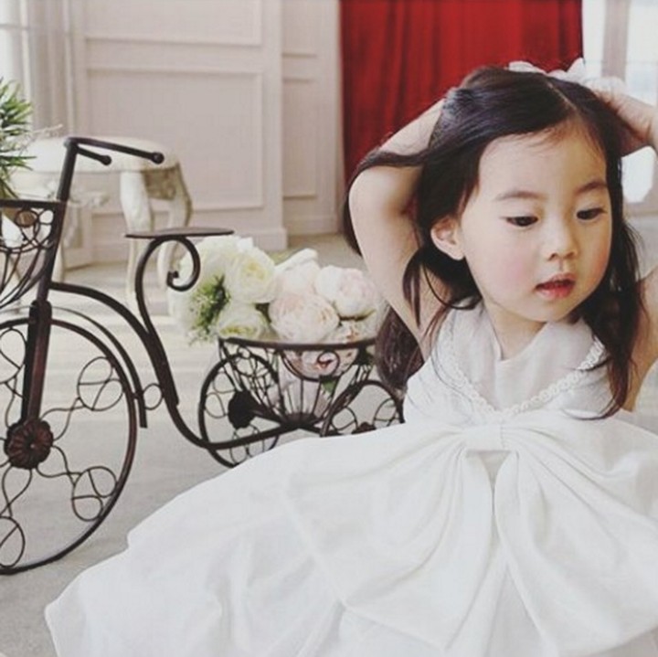 <p>Berpose kayak gini Yebin makin menggemaskan! (Foto: Instagram @babyyebin_love)</p>