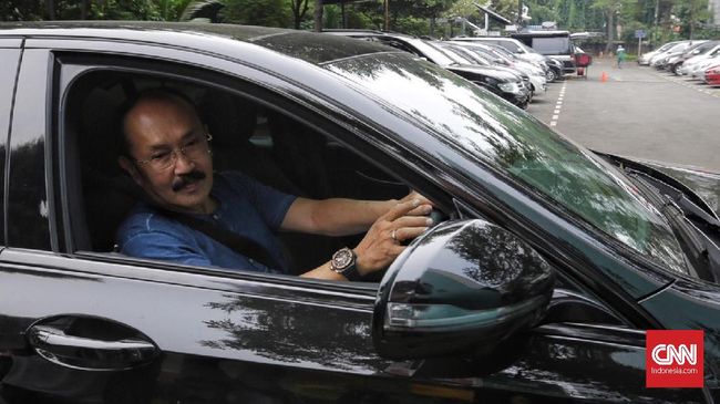 Bergelimang Harta, Pengacara Setnov Siap Diusut Ditjen Pajak Fredrich Yunadi menyatakan siap diperiksa Ditjen Pajak Kementerian Keuangan terkait kekayaannya. Dia mengaku mengeluarkan Rp3-5 miliar setiap ke luar negeri.