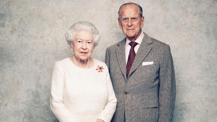 Meski berusia senja, Pangeran Philip masih romantis dengan Ratu Elizabeth, lho.