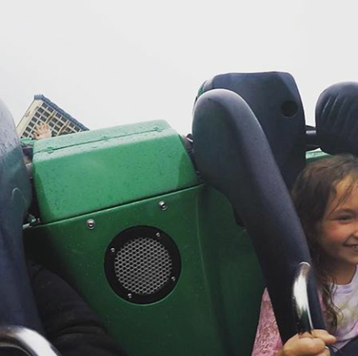 <p>Hmm, sepertinya gadis cilik ini menikmati banget momen-momen saat naik roller coaster. (Foto: Instagram @annakelley)</p>