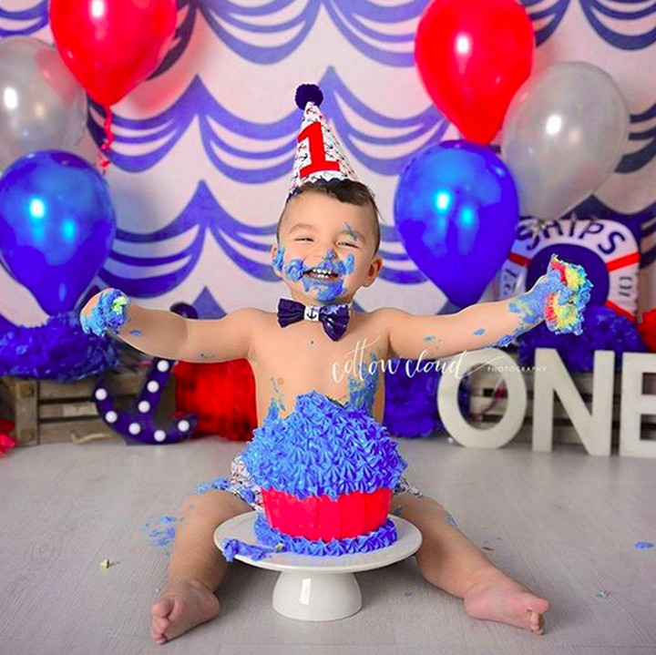 <p>Happy-nya si kecil dengan tangan kiri dan kanan belepotan cake. He-he-he. (Foto: Instagram/ @bumblebboutique)</p>