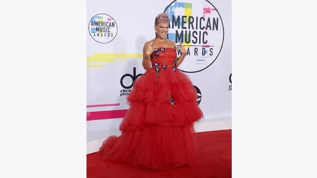 FOTO: Dominasi Hitam di Karpet Merah American Music Awards