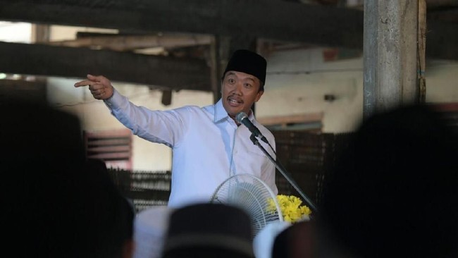 Menteri Pemuda dan Olahraga Republik Indonesia, Imam Nahrawi, menegaskan para pesepakbola Timnas Indonesia bebas bermain di klub sepak bola manapun.