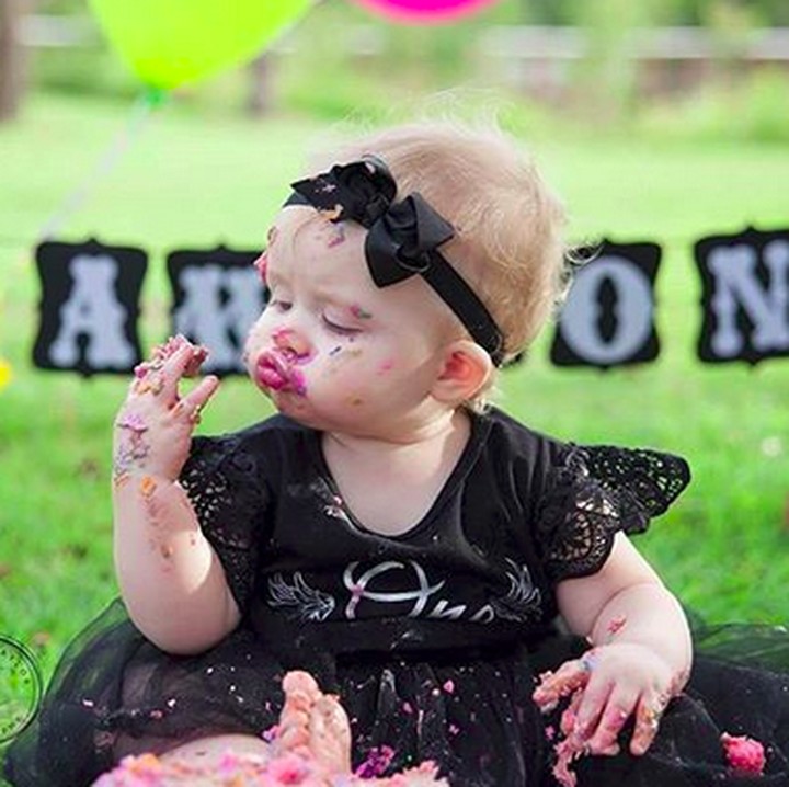 <p>Sampai monyong-monyong gitu, Nak, mulutnya pas makan kue. (Foto: Instagram/ @monica_taylor_photography)</p>