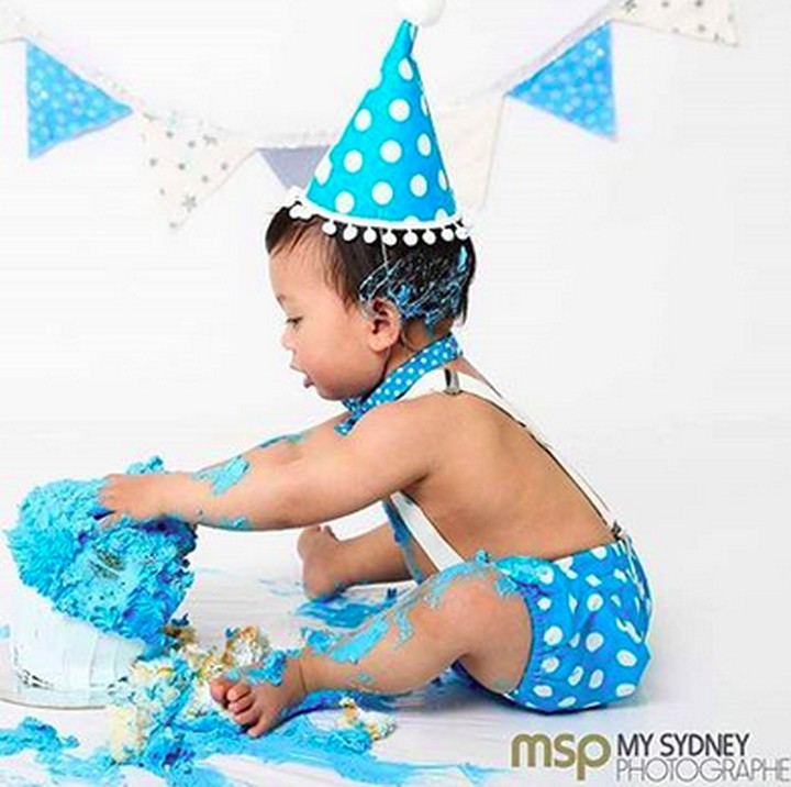 <p>Icing nempel di rambut dan kaki, bayi ini tetap serius sama cake-nya. (Foto: Instagram/ @bumblebboutique)  </p>