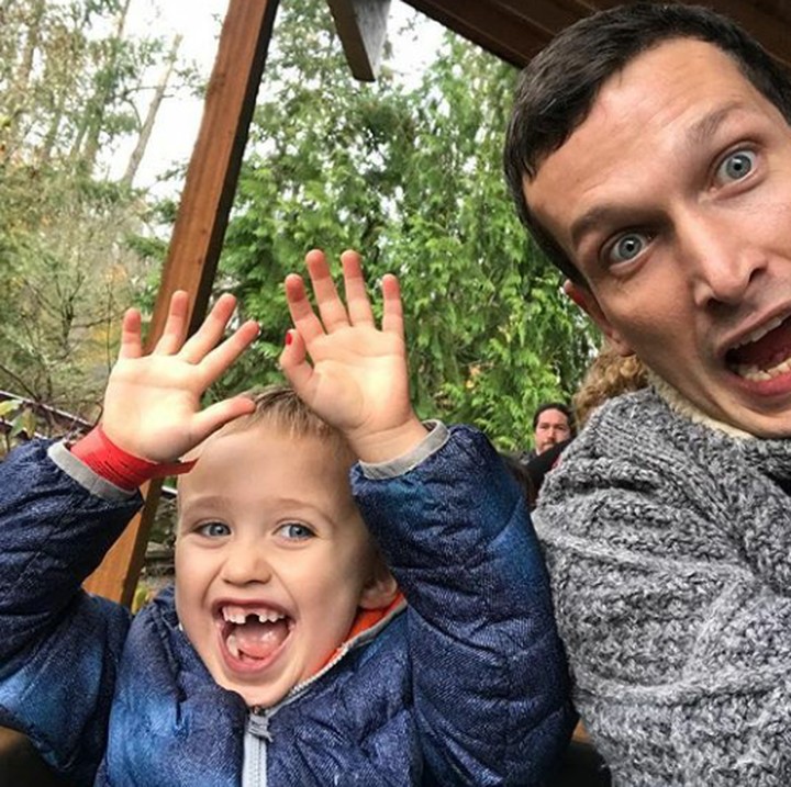 <p>Bukannya takut, anak ini malah tertawa saat naik roller coaster. Wah, kamu pemberani, Nak. (Foto: Instagram @robertstreet)</p>