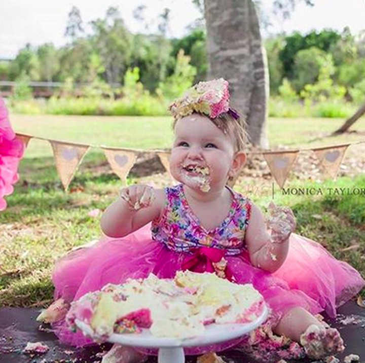 <p>Sumringahnya gadis cilik ini bisa makan cake 'sesuka hati'. He-he-he. (Foto: Instagram/ @monica_taylor_photography)  </p>