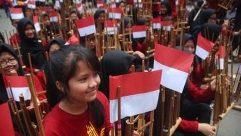Memperingati hari angklung sedunia, warga Bandung menghelat pesta angklung di Kantor Gubernur Jawa Barat, Gedung Sate, Bandung (19/11).